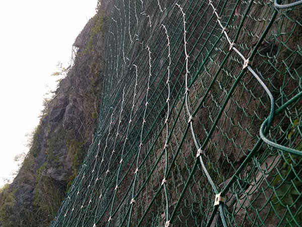 江西高速边坡防护工程包塑主动防护网施工